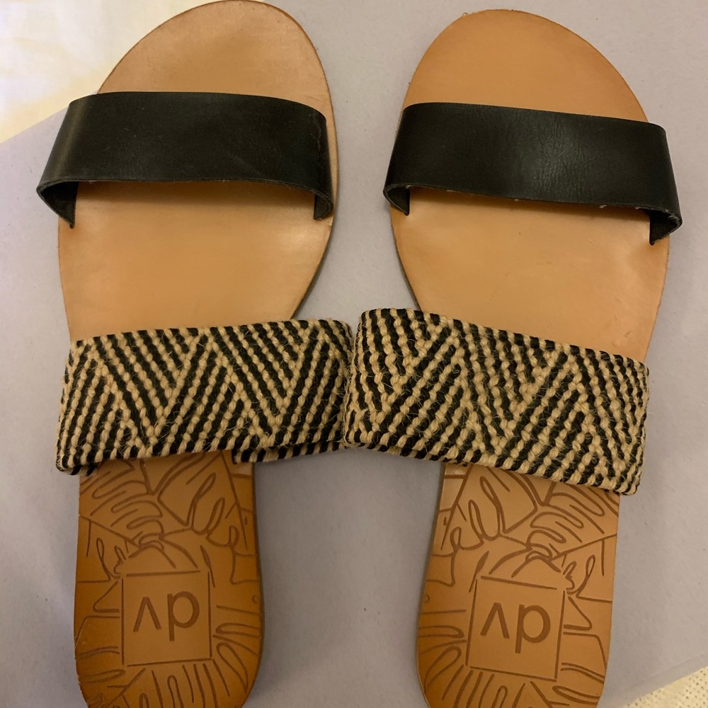 Dolce Vita Black Leather and Woven Sandals sz 8